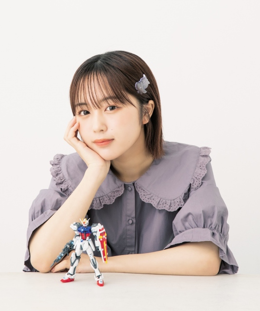 人生初の「ガンプラ」に挑戦したなえなの(撮影/谷脇貢史)=『smart』10月号(C)創通・サンライズ