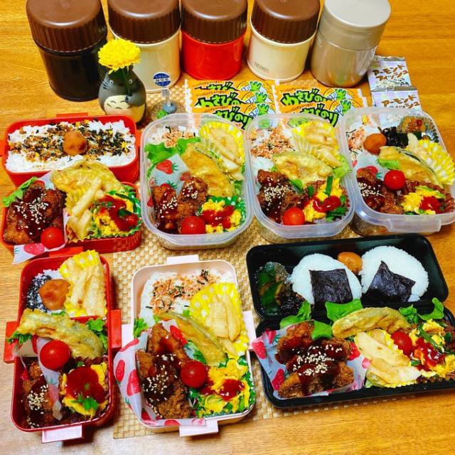 おにぎりとご飯、家族の好みを意識して作られた7人分のお弁当(画像提供:miwaさん @pin_gre3030)
