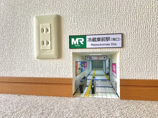 自動改札機制作のため、実際に駅の改札をいろんな角度から観察したという。制作・写真/Mozu