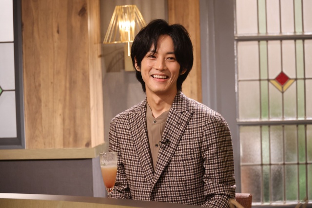 『川柳居酒屋なつみ』に出演する松坂桃李 (C)テレビ朝日