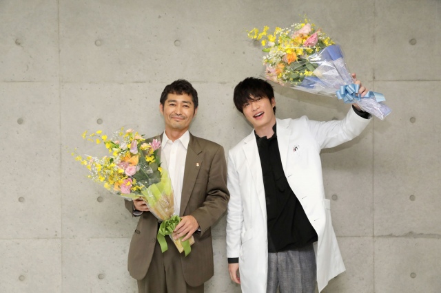 『らせんの迷宮~DNA科学捜査~』をクランクアップした(左から)安田顕、田中圭 (C)夏緑・菊田洋之・小学館/テレビ東京/AX-ON