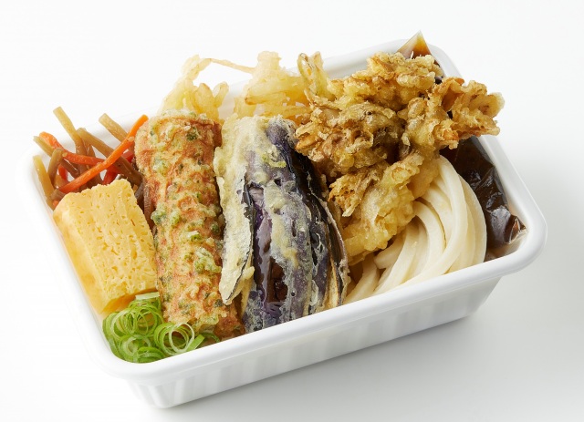 31日より登場する秋の新作『秋野菜の天ぷらと定番おかずのうどん弁当』(税込620円)