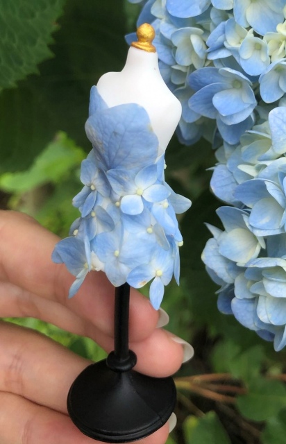 庭のアジサイで作ったドレス(写真提供:桃月さん)