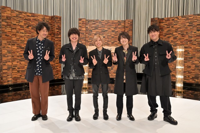 9月9日放送『SONGS』より司会・大泉洋(左)とofficial髭男dism (C)NHK