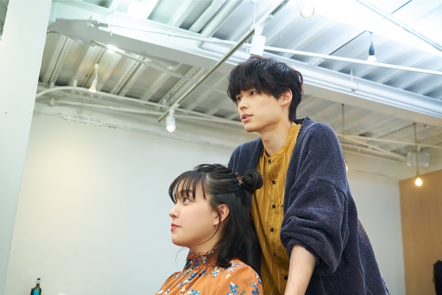 真剣な表情で接客する美容師・田渕(松村北斗)=劇場版『きのう何食べた?』(11月3日公開)(C)2021 劇場版「きのう何食べた?」製作委員会
