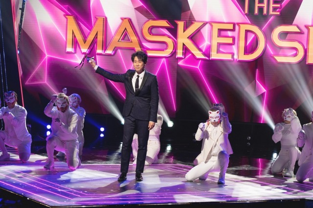 大泉洋が華麗に登場するオープニング=Amazon オリジナル番組『ザ・マスクド・シンガー』9月3日午後8時よりAmazon Prime Videoで独占配信(C)2021 Amazon Content Services LLC