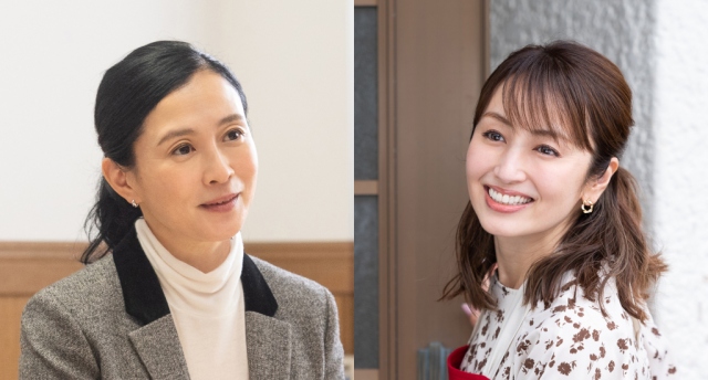 『この初恋はフィクションです』に出演する(左から)坂井真紀、矢田亜希子 (C)TBS