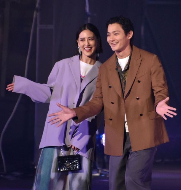 『第33回 マイナビ 東京ガールズコレクション 2021 AUTUMN/WINTER』に出演した(左から)藤井夏恋、野村周平 (C)ORICON NewS inc.