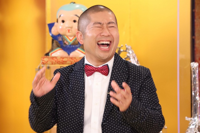 『爆買い☆スター恩返し』でMCを務めるハライチ・澤部佑(C)フジテレビ