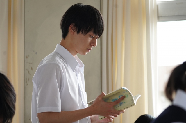映画『ひらいて』より作間龍斗演じる“たとえ”の新場面写真が解禁(C)綿矢りさ・新潮社/「ひらいて」製作委員会