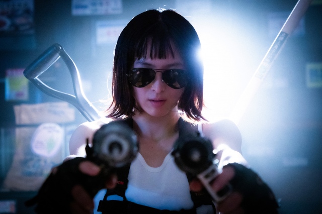 白いタンクトップを着て武器を装備した勇ましいマリ(清野菜名)=中元雄監督作品『死霊軍団 怒りのDIY』映画製作プロジェクト『DIVOC-12』 (C)2021 Sony Pictures Entertainment (Japan) Inc.