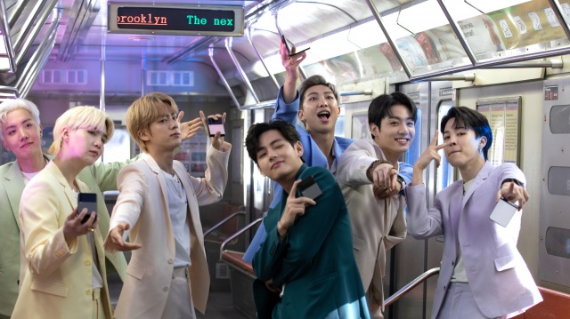 BTSが電車内で踊るGalaxyのWEBムービー『Galaxy x BTS:Unfold your Galaxy Z Flip35G』