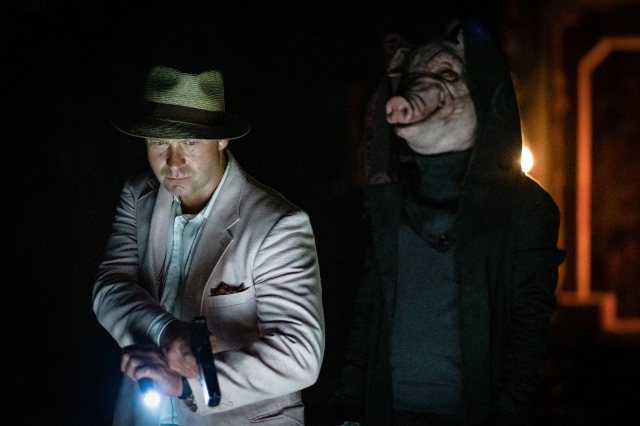 ブタのマスクを被った猟奇犯が!=映画『スパイラル:ソウ オールリセット』(9月10日公開)(C)2020 Lions Gate Films Inc. All Rights Reserved.
