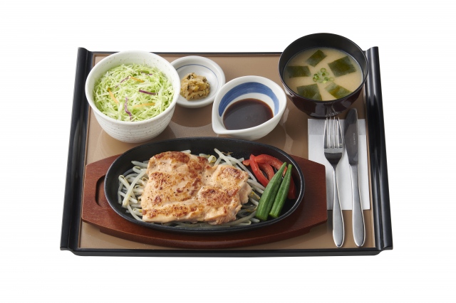 やよい軒から発売になる『筋肉定食【皮なし鶏もも肉のステーキ】』(税込790円)