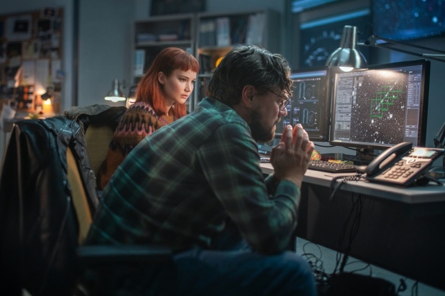 Netflix映画『ドント・ルック・アップ』(12月24日配信)ランドール・ミンディ博士(レオナルド・ディカプリオ)、教え子の大学院生ケイト(ジェニファー・ローレンス)