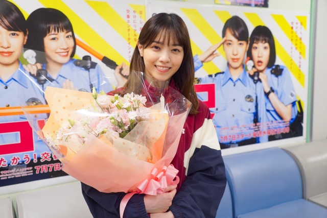 クランクアップを迎え、笑みを浮かべる西野七瀬 (C)日本テレビ