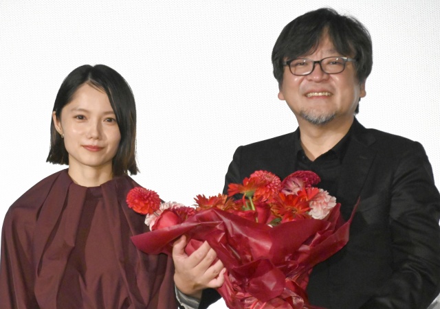 『竜とそばかすの姫』大ヒット御礼舞台あいさつ&ティーチインイベントに登壇した(左から)宮崎あおい、細田守監督 (C)ORICON NewS inc.