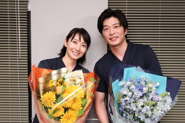 ドラマ『ナイト・ドクター』のクランクアップを迎えた(左から)波瑠、田中圭(C)フジテレビ
