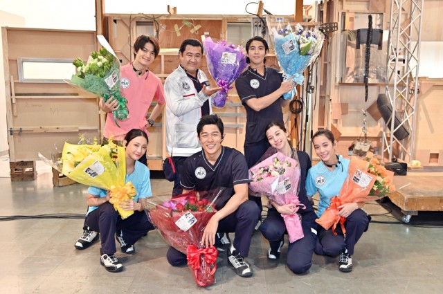 『TOKYO MER~走る緊急救命室~』がクランクアップを迎え、笑顔を見せる鈴木亮平ら(C)TBS