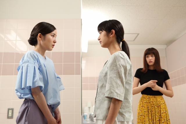 テレビ東京系ドラマプレミア23『うきわ ―友達以上、不倫未満―』第6話 場面カット。女子トイレで夫の不倫相手・福田さん(蓮佛美沙子)と鉢合わせしてしまう麻衣子(門脇麦)(C)テレビ東京