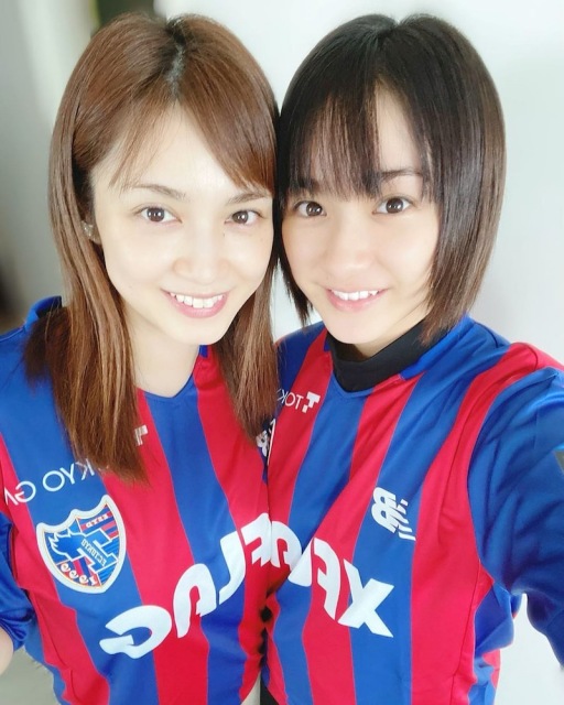 姉・愛梨とFC東京ユニフォーム着た2ショットを公開した平祐奈(右)(写真はオフィシャルブログより)