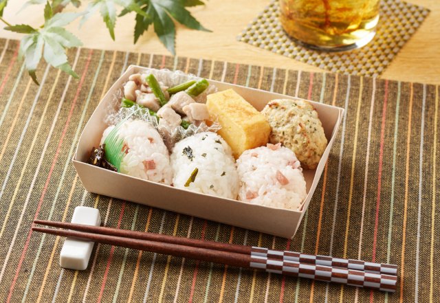 ミニサイズおむすび・おかずセット(税込380円)