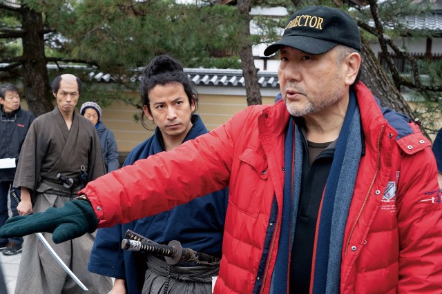 岡田准一主演、映画『燃えよ剣』(10月15日公開)メイキング写真(手前が原田眞人監督) (C) 2021 「燃えよ剣」製作委員会