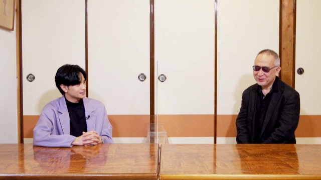 WOWOW『中島健人の今、映画について知りたいコト。』#10より(左から)中島健人、小泉堯史(C)WOWOW