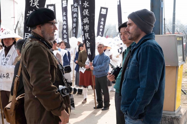 アンドリュー・レヴィタス監督と話すジョニー・デップ(メイキング写真)=映画『MINAMATA-ミナマタ-』(公開中) (C)Larry Horricks