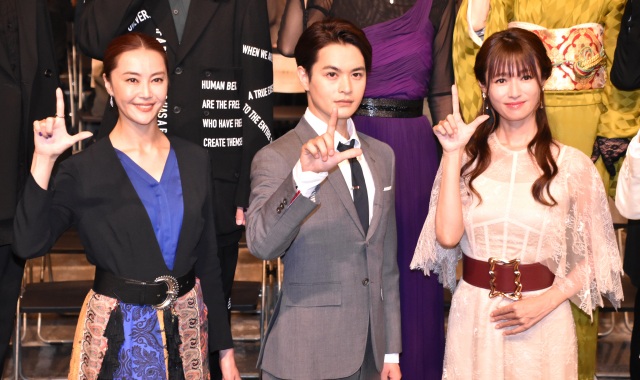 ピチピチ衣装に照れる観月ありさ(左)と共感する深田恭子(右)、瀬戸康史(中央) (C)ORICON NewS inc.