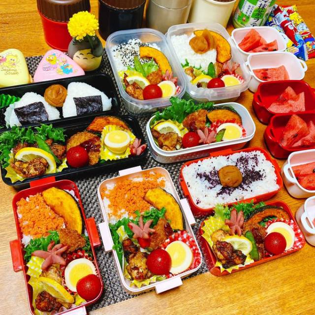 おにぎりとご飯、家族の好みを意識して作られた7人分のお弁当(画像提供:miwaさん @pin_gre3030)