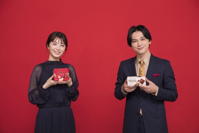 『ガーナミルクチョコレート』新TVCM「ココロの声」篇に出演する(左から)浜辺美波、吉沢亮