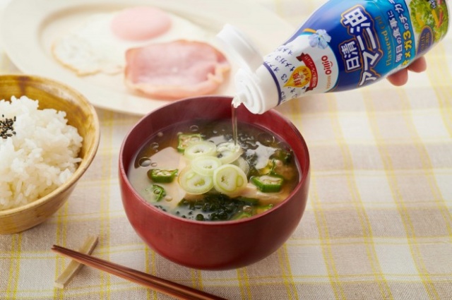 完成した料理にヘルシーオイルをかける…昭和の時代には考えられなかった光景