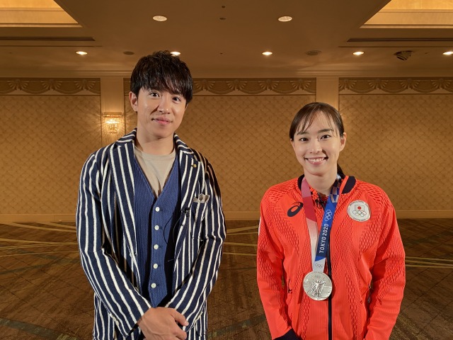 『村上信五∞情熱の鼓動』に出演する(左から)村上信五、石川佳純(C)フジテレビ