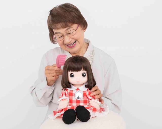 シニア向けコミュニケーション人形『あみちゃん』(C)タカラトミー