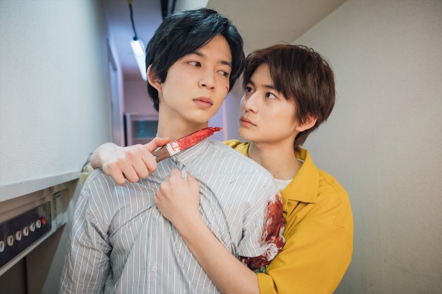 TELASAオリジナルドラマ第2弾『僕らが殺した、最愛のキミ』元(鈴木仁)にナイフを突きつける零(高橋文哉)(C)テレビ朝日