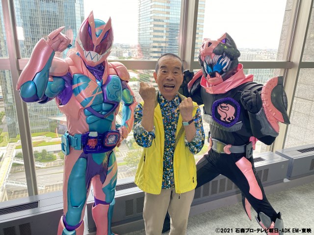 『仮面ライダーリバイス』に出演する林家木久扇 (C)2021 石森プロ・テレビ朝日・ADK EM・東映