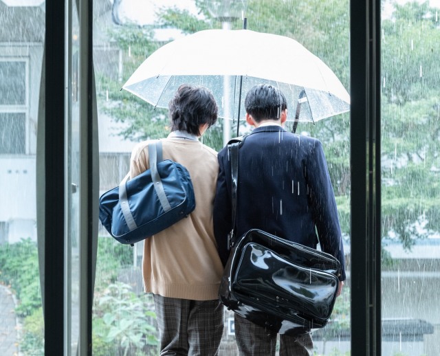 『消えた初恋』に出演する道枝駿佑、目黒蓮 (C)テレビ朝日