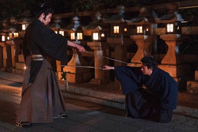 映画『燃えよ剣』(10月15日公開)芹沢鴨(伊藤英明)VS土方歳三(岡田准一)決闘シーンをちょい見せ (C)2021「燃えよ剣」製作委員会