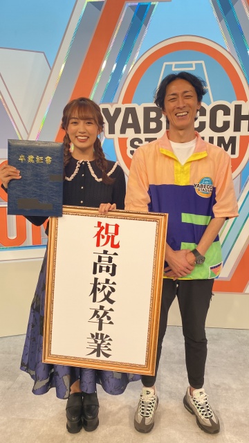 高校を卒業した黒木ひかり(左)とナインティナイン・矢部浩之