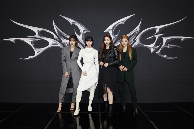 1stミニアルバム『Savage』発売当日記者会見を行ったaespa(左から)GISELLE、WINTER、KARINA、NINGNING