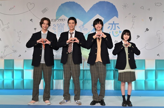 オシドラサタデー『消えた初恋』記者会見に出演する鈴木仁、目黒蓮(Snow Man)、道枝駿佑(なにわ男子)、福本莉子(C)テレビ朝日
