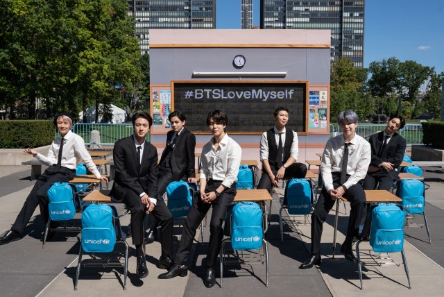 国連本部に設置された、 教育危機を訴える特設展示を訪れたBTS(2021年9月19日撮影)(C) UNICEF_UN0531087_Haro