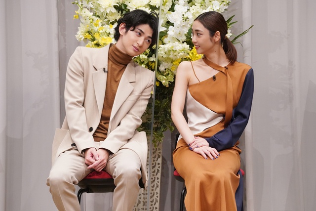 “肩ズン”を披露する(左から)古川雄大、山谷花純(C)モリエサトシ・講談社/フジテレビジョン