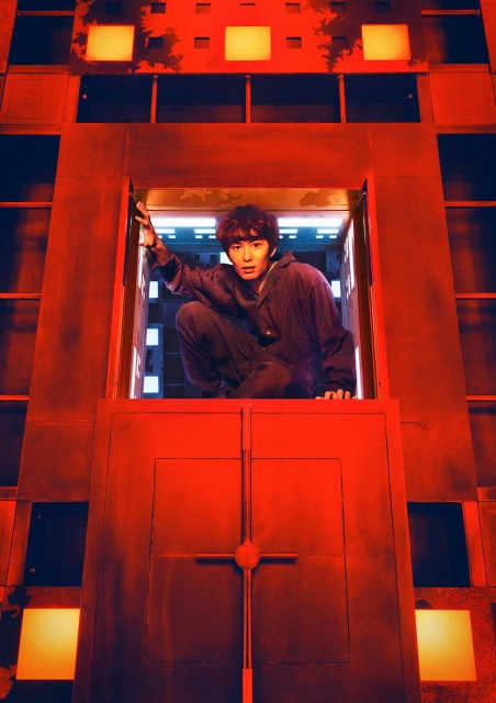 映画『CUBE 一度入ったら、最後』(10月22日公開)岡田将生が扮するフリーターの越智真司(31歳) (C)2021「CUBE」製作委員会