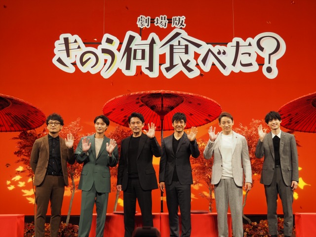 劇場版『きのう何食べた?』完成報告会に登壇した(左から)中江和仁監督、磯村勇斗、内野聖陽、西島秀俊、山本耕史、松村北斗 (C)ORICON NewS inc.