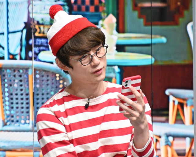 スマホでお家検索をする坂口健太郎 (C)ORICON NewS inc.