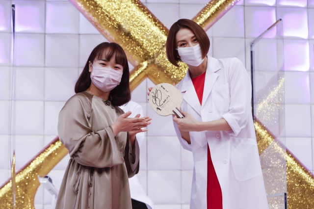 『ドクターX~外科医・大門未知子~』記者会見に登壇した(左から)伊藤美誠、米倉涼子(C)テレビ朝日
