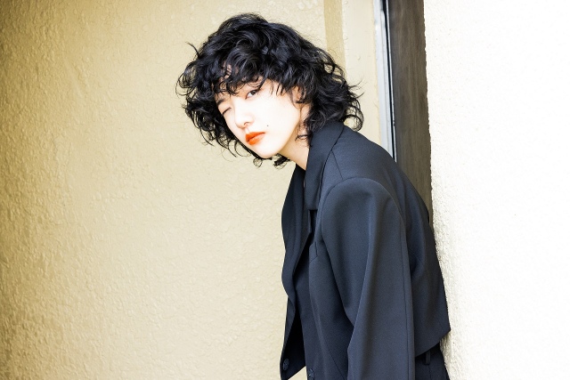 パーマヘアの新ビジュアルを公開したあいみょん