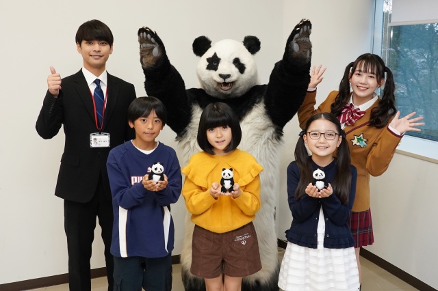 『ZIP!』英語コーナー パンダの星星のミニドラマに登場する(前列左から)佐野祐徠、市川ぼたん、田中絆菜、(後列左から)柳楽優弥、星星、レイア(C)日本テレビ